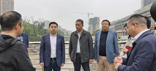 昨天下午的史燚还带领着张学军,赵少雄还一块"摸到"了南湖那边去调研