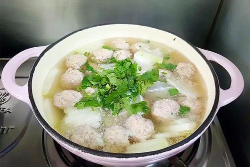 清爽不腻,q弹嫩滑的冬瓜丸子汤,丸子不散有窍门