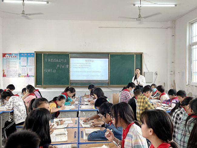 为充分发挥优秀教师的示范引领作用,提高教师的课堂教学水平和教学