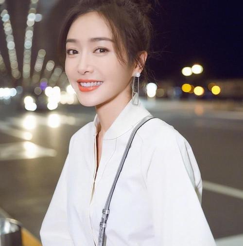 秦岚董洁启程米兰时装周,两版富察皇后相遇,美极了!
