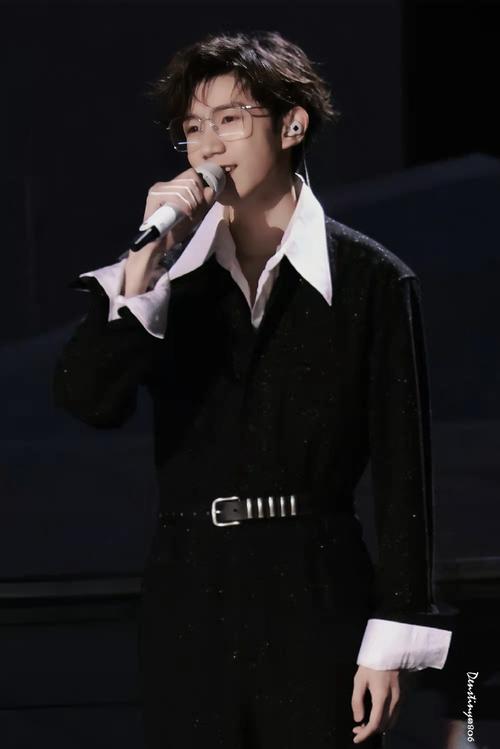 王源超话#王源2021尽如所期#今晚的源先生帅气依旧