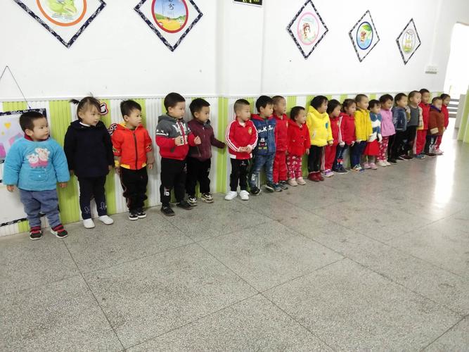 小朋友站成一排,一起看看,这是要玩什么游戏?