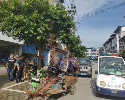 古楼镇开展场镇秩序整治集中行动