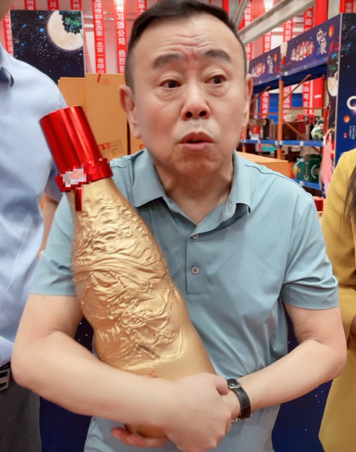 懒理外界争议,老艺术潘长江再次直播卖酒,人气火爆多款产品秒没