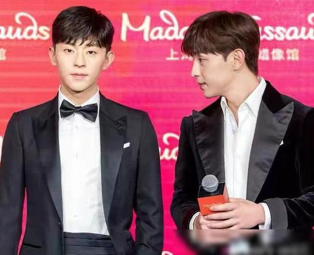 原创邓伦皮肤有多好和蜡像合照的生图被放大对比真实了