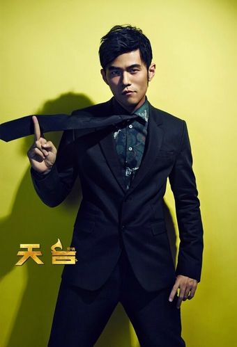 周杰伦穿西装,两根手指夹着领带的图片,求高清原图