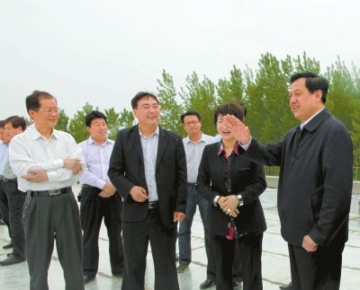 &nbsp;&nbsp;&nbsp;&nbsp;许昌市委书记王树山(右一)调研紫云镇新型