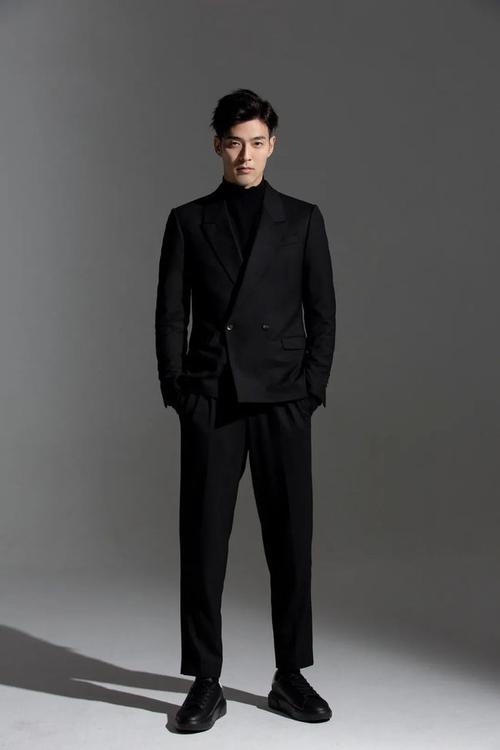 青年歌手james李铢衔空降武商mall·武广波司登限时快闪店,赴一场商务