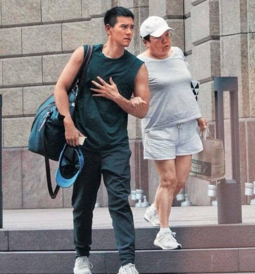 彭于晏违规被海关处罚, 经纪人主动承担责任, 他的反应获全网称赞