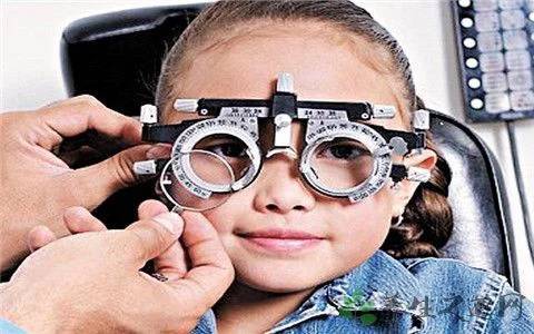 高度近视的前房较深,瞳孔较大,眼球因前后轴长而显得稍有突出.