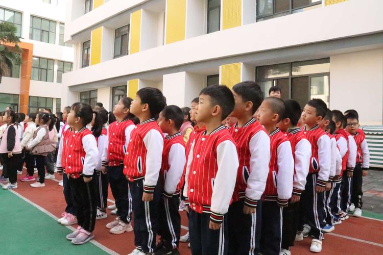 全体幼儿行注目礼,目视国旗