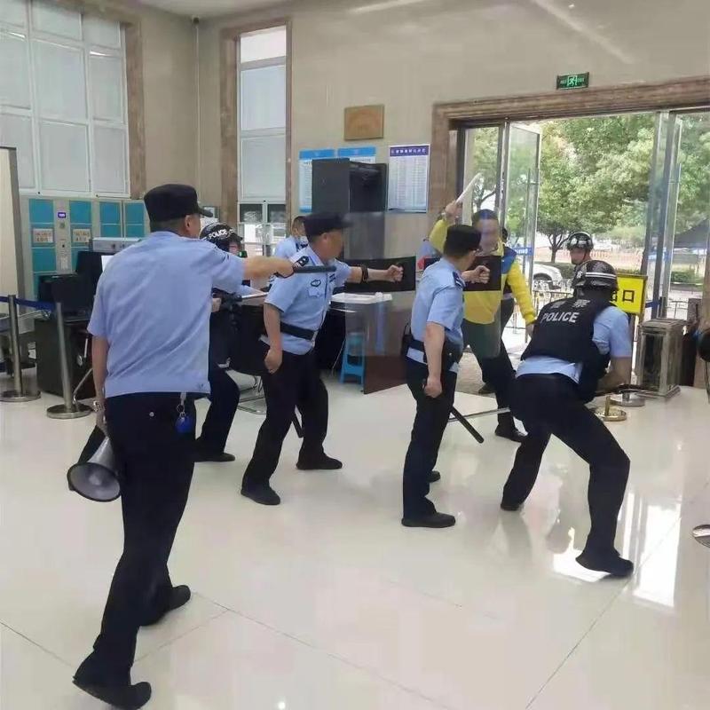 咸宁中院法警支队开展应急处突演练