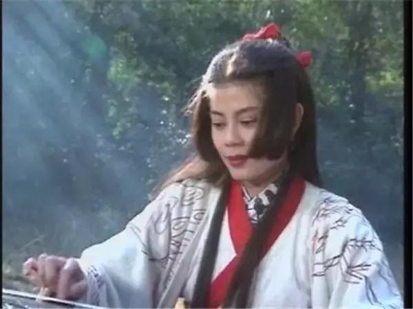 令狐冲心中莫名其妙地感到一阵酸楚,侧头看仪琳时,只见她泪水正涔涔而
