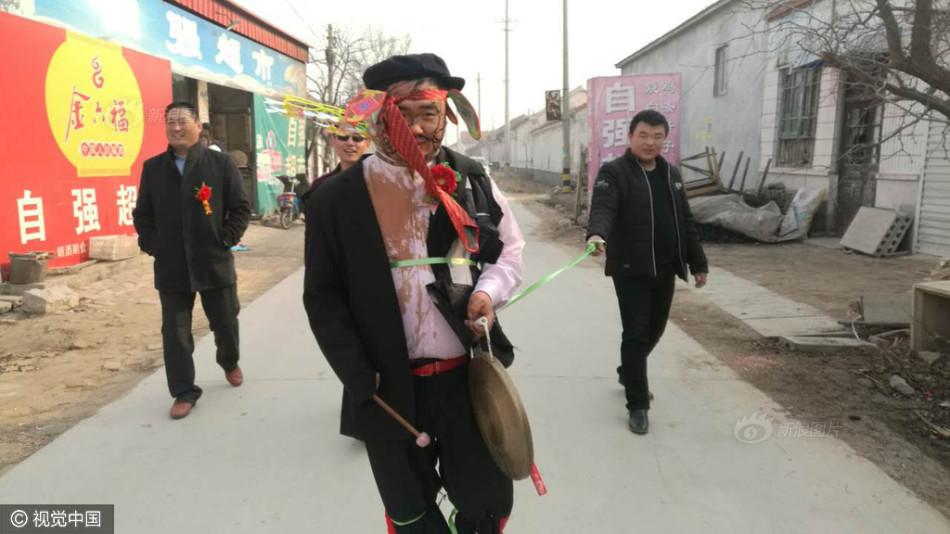 滨州新郎穿八戒装游街 被绑电线杆