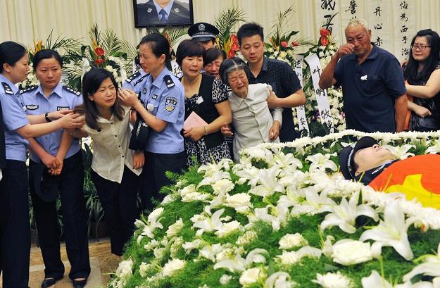 镜头下:英雄民警嵇小河葬礼,刚结婚一个月计划度蜜月