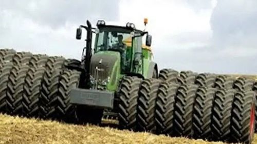 世界最大拖拉机一天耕地2000亩比10辆豪车都贵