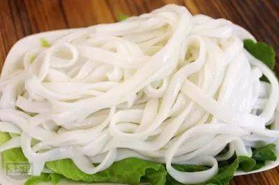 河粉原料是大米,将米洗净后磨成粉,加水调制成糊状,上笼蒸 制成片状