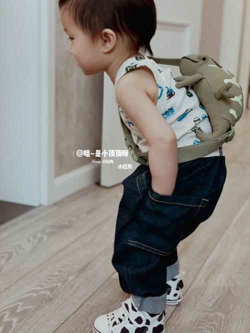 16m30d穿搭丨双手插兜 谁有我帅_穿搭_宝宝穿搭_秋冬穿搭_牛仔裤_男