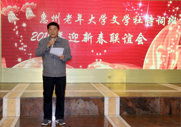 首先副校长,文学社社长:李富明发表了热情洋溢的讲话