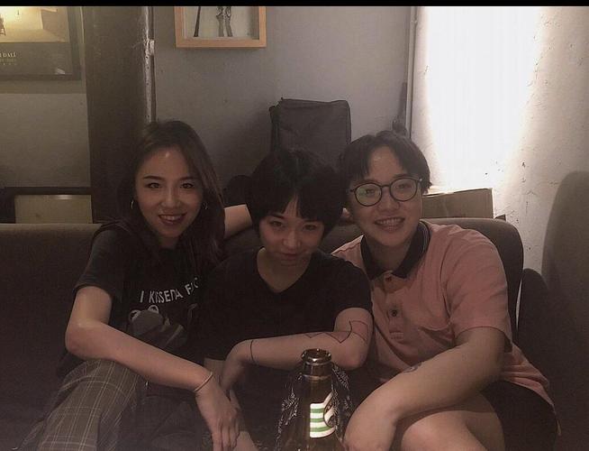 月亮组发"斯斯与帆"的纹身照了,她们真是舞台上.