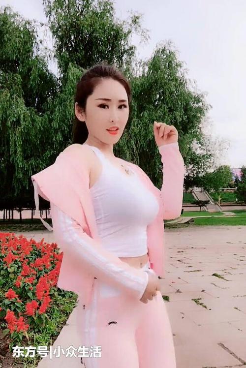 街拍公园里的休闲运动服美女形象干净利落
