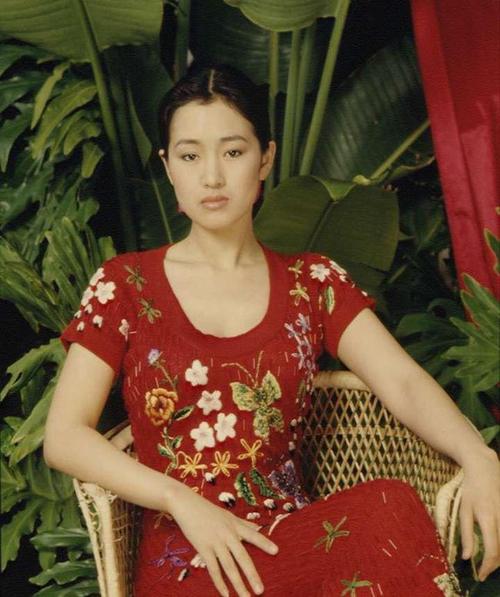 巩俐年轻的时候真大气服装也是中国风的气质还挺温柔的