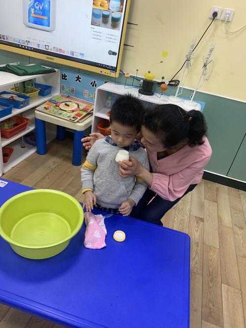 其它 十月份养成教育——擦香香 写美篇 请一个小朋友和董老师一起给