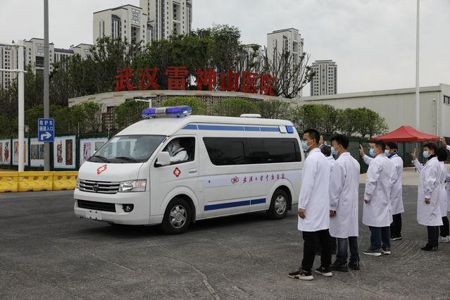 4月14日,武汉雷神山医院,最后一辆载着重症患者的救护车开出.
