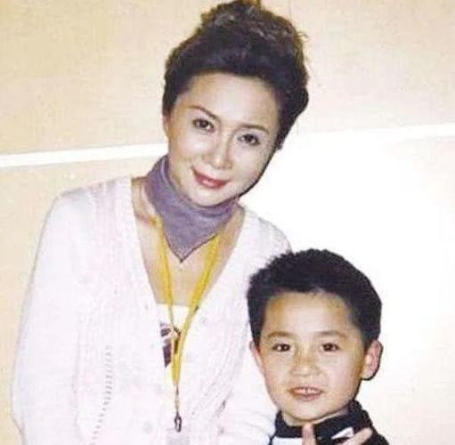 61岁的蔡明担心儿子错过适婚年龄最大的心愿就是抱孙子做奶奶