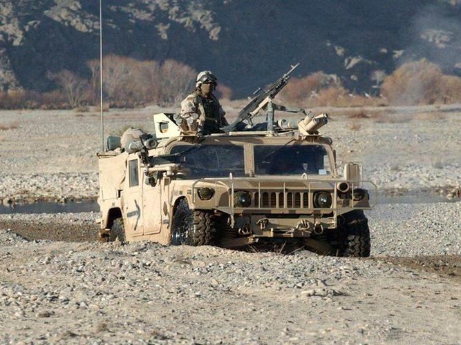 军用"悍马"装甲车:在江湖上无人不知,美军为何弃之不用?