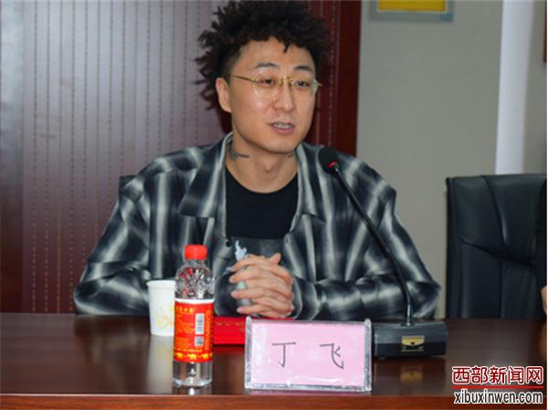 西安古德音乐文化传播有限公司总经理丁飞代表捐款人刘嘉裕在捐款仪式