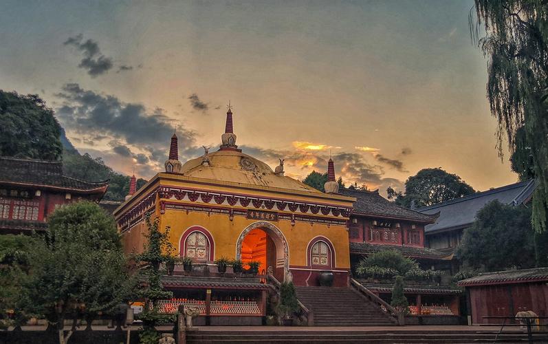 峨眉山万年寺的彷晚