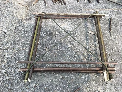 第四步:找两根棍子,扣在绳子内,作为正方形的另外两个边.