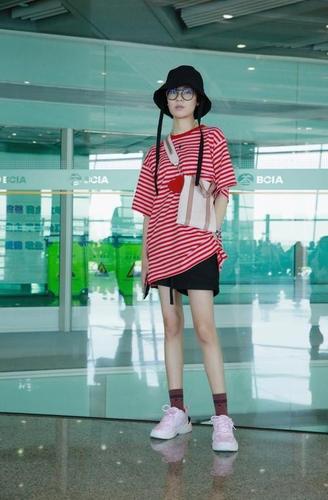 身高都占据的,下图照片中,郁可唯穿了一件条纹酒红色宽松上衣搭配黑色