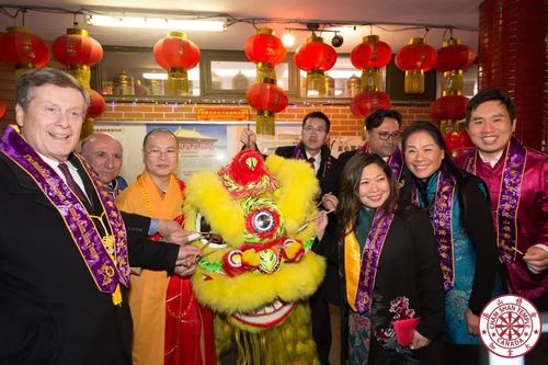 万人齐聚湛山欢庆新春,敲钟贺岁祝和平!
