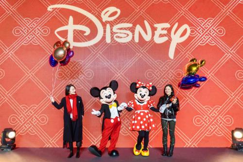 米奇米妮惊喜亮相跨年派对舞台米奇米妮和嘉宾在台上互动米奇米妮和