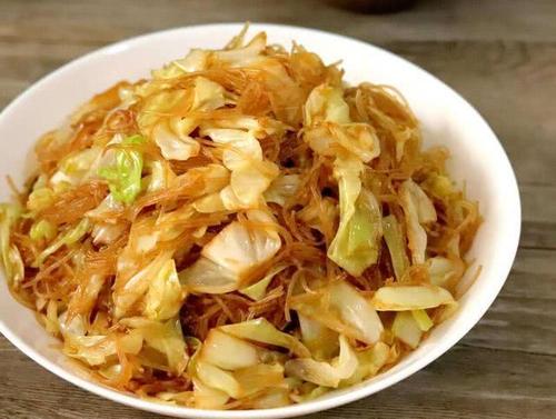 有一种家常菜叫:卷心菜炒粉丝!价格便宜又好吃,贼下饭!