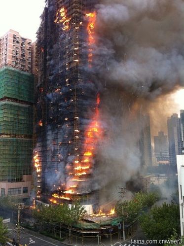 静安区余姚路这里着火了~!