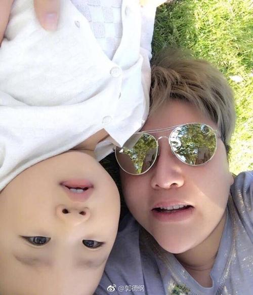 照片还有大儿子郭麒麟和老婆王慧的合影.
