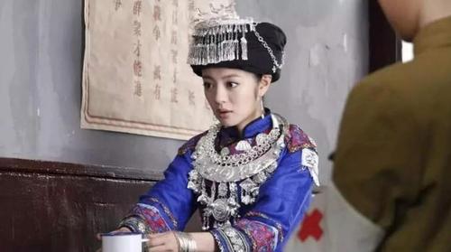 还记得"最美压寨夫人"吗?老照片修复到18岁,难怪土匪会动心