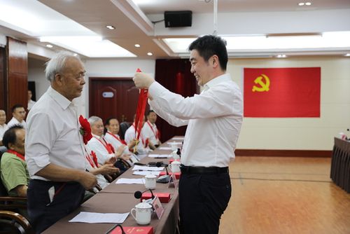 台江县召开"光荣在党50年"纪念章颁发座谈会