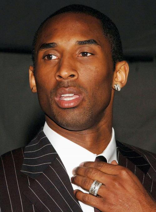 谁有科比带耳钻的图片