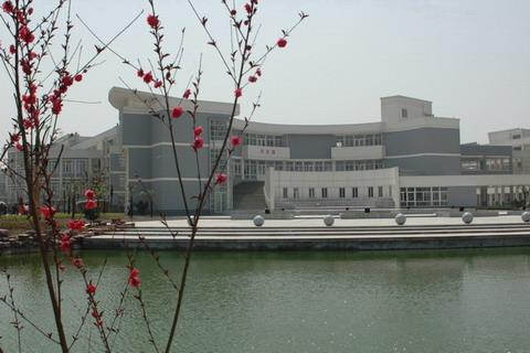  p>海宁市第一中学现为省二级重点普通中学,始创于1912年,前身为海宁