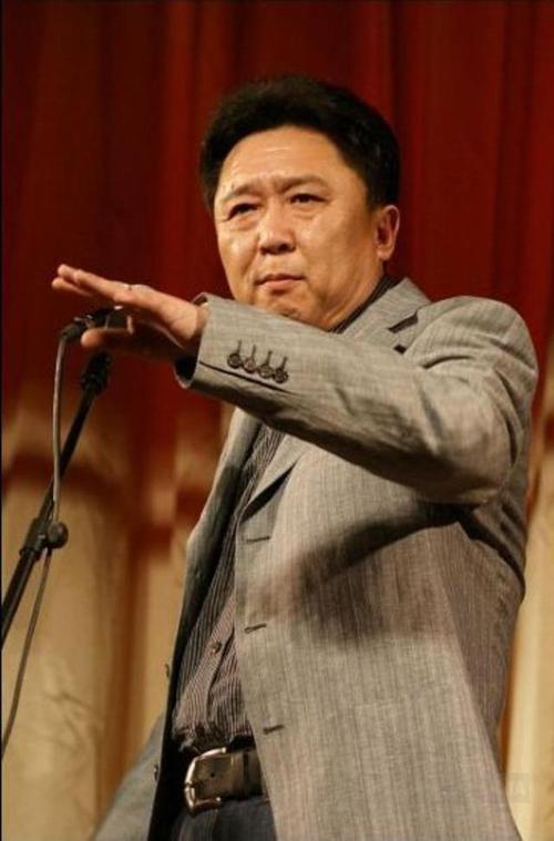 同为最会说相声的演员,于谦有没有可能先郭德纲一步,成为大师