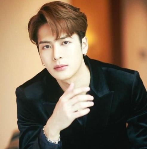 2011年,王嘉尔去韩国当练习生,通过自己的努力成团出道,成为了偶像