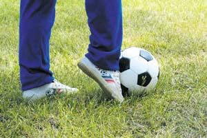 脚背正面踢倒勾球时,支撑脚先向前跨一步,膝关节弯曲,上体后仰,踢球