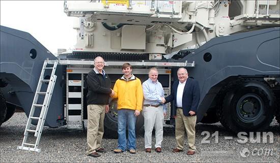 特雷克斯美国市场首台1200t全路面起重机交付