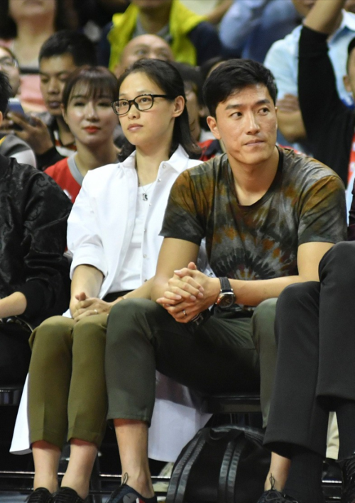 刘翔二婚妻子挺美的,奔四的年纪穿t恤像姐姐,气质也不