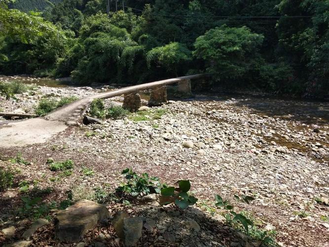 过了蜈蚣山,里面就是木皮口小车很容易地开到木皮口,但有些地方有点陡