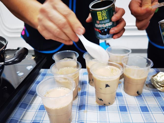 放上珍珠或龟苓膏,简单自制奶茶就完成了